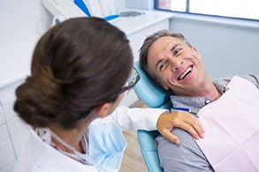 a patient visiting their emergency dentist in Salinas